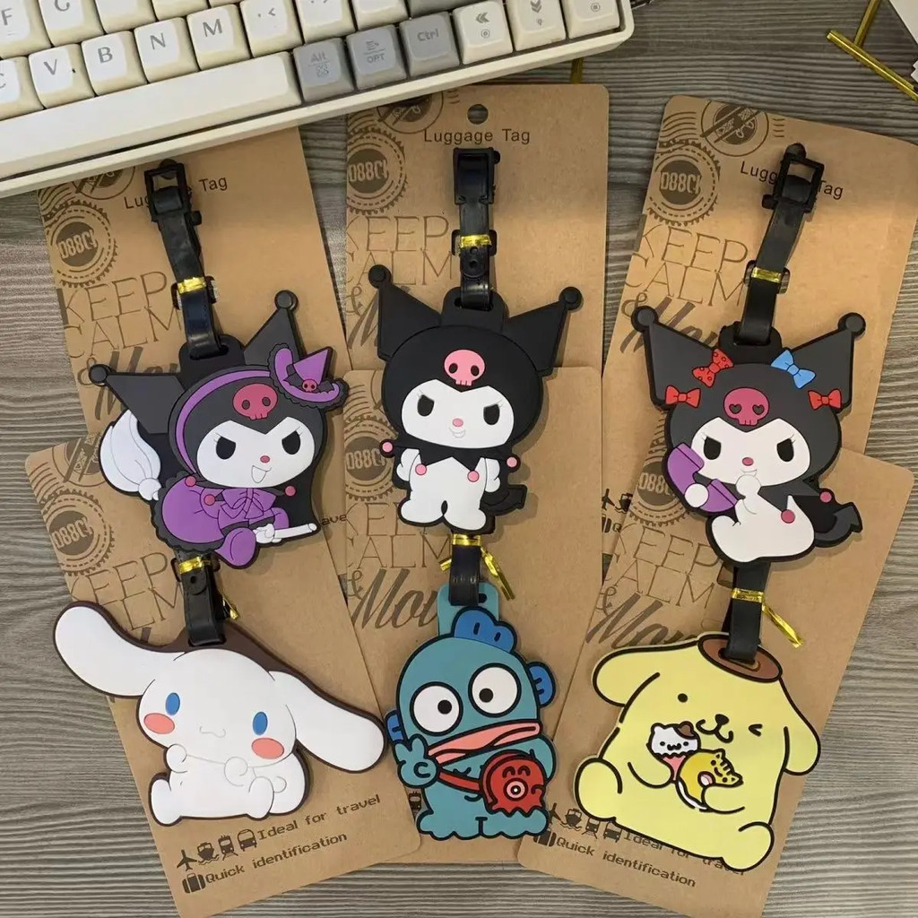 Pochacco อุปกรณ์เสริมการเดินทางแท็กกระเป๋าเดินทางการ์ตูน Kuromi Cinnamoroll Hangyodon PVC กระเป๋าเดินทาง Baggage Boarding แท็กป้ายแบบพกพา
