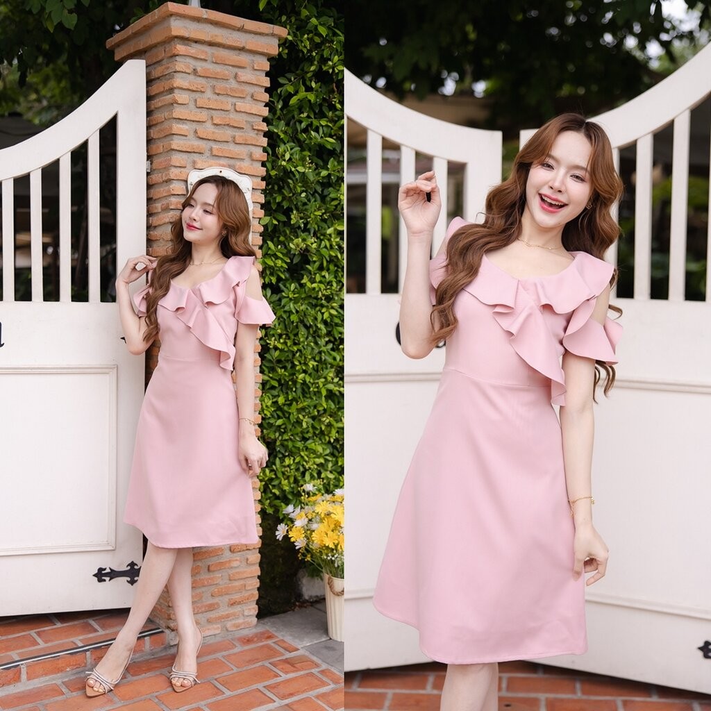 Esme Ruffle Dress : เดรสเว้าไหล่สีชมพู