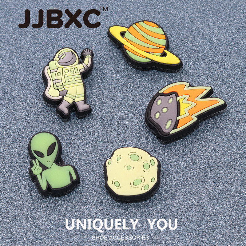 JJBXC CHARM หัวเข็มขัดรองเท้าอุปกรณ์เสริมการ์ตูนนักบินอวกาศ DIY รองเท้าแฟชั่นอุปกรณ์เสริมเหมาะสําหรับรองเท้าข้าม