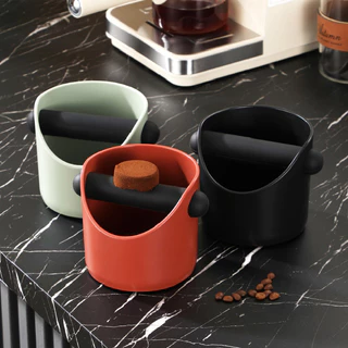 SUGA พร้อมส่ง ถังเคาะกากกาแฟ พลาสติก ABS ถังทิ้งกากกาแฟ กล่องเคาะกากกาแฟ กันลื่น มี 4 สี ขนาด 500ml อุปกรณ์กาแฟ SUR403