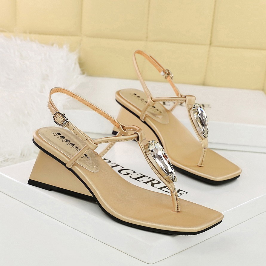 BIGTREE รองเท้าแตะ wedge heel ดีไซน์ฝรั่งเศส มีคริสตัลและสายคาด สไตล์ flip toe ขนาด 7 ซม.