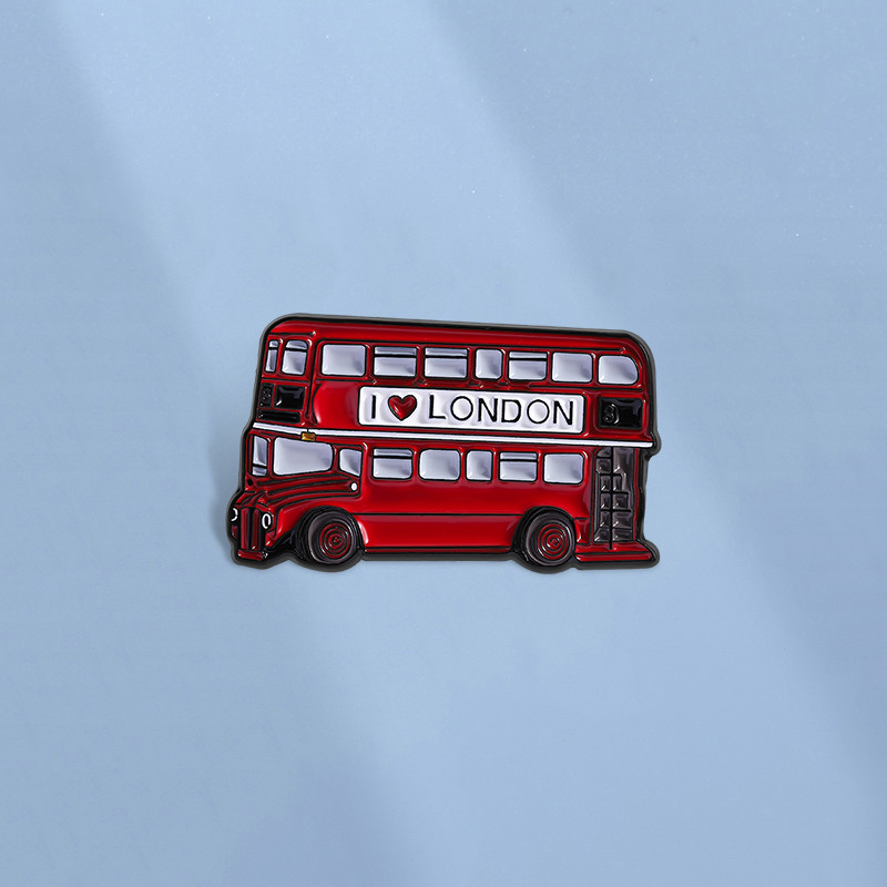 พินรถเข็มกลัด Red Double Decker Bus ในสไตล์การ์ตูน พร้อม Lapel Badge ของขวัญสำหรับเพื่อน