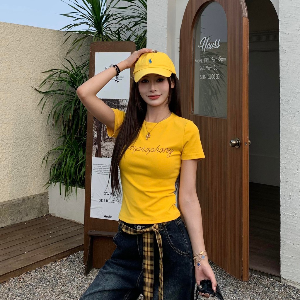 เสื้อยืดแขนสั้นลายตัวอักษรสีเหลืองสุดฮอตสำหรับผู้หญิงในช่วงฤดูร้อน ทรงสลิมอเมริกัน ไหล่ตรง เสื้อตัวสั้นสุดฮอตสำหรับผู้หญ