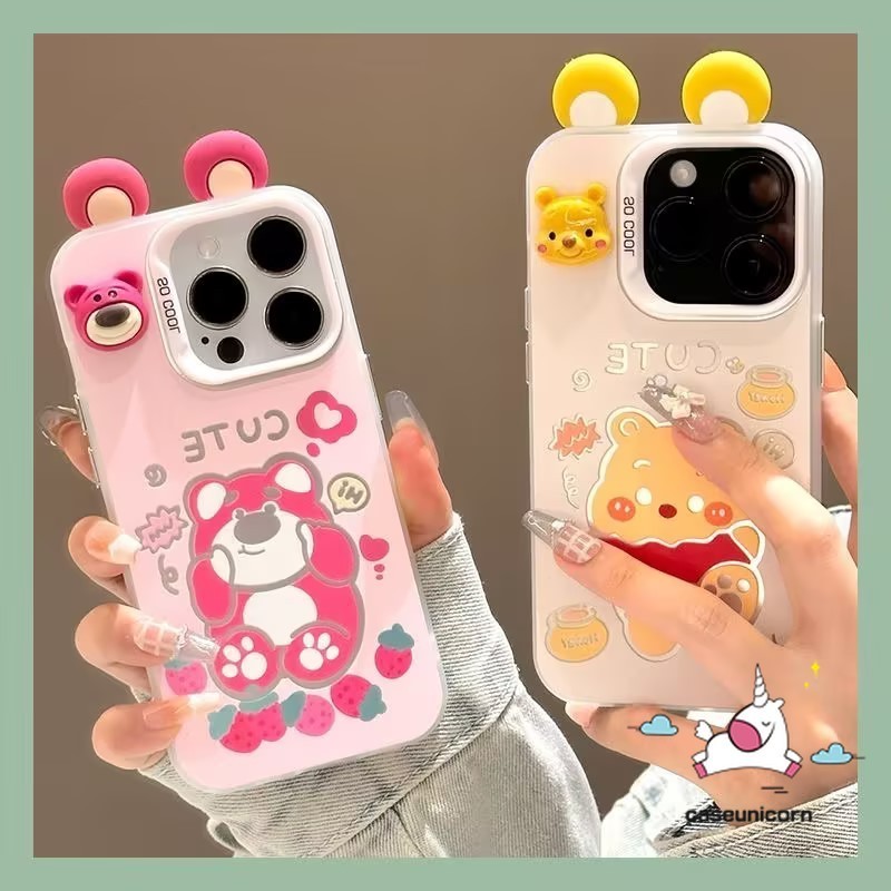 การ์ตูนน่ารักสตรอเบอร์รี่หมีlotso Winnie 3Dตุ๊กตาหูคู่สําหรับIPhone 7Plus 14 12 11 XR 13 15 Pro Max X XS Max 8 14 15 7 Plus SE 2020 โลหะหรูหราเลนส์นุ่มกรณี