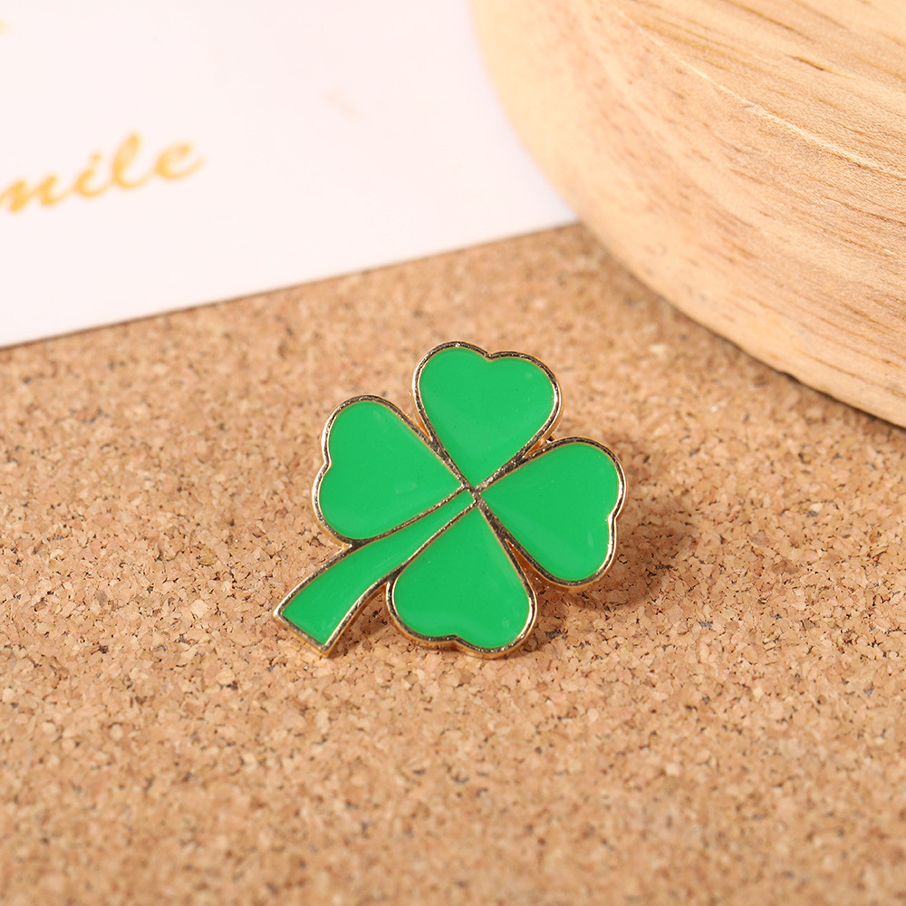 Dripping Oil Lucky Four-Leaf Clover เข็มกลัดสไตล์ญี่ปุ่น Unique All-Match ป้ายการ์ตูน
