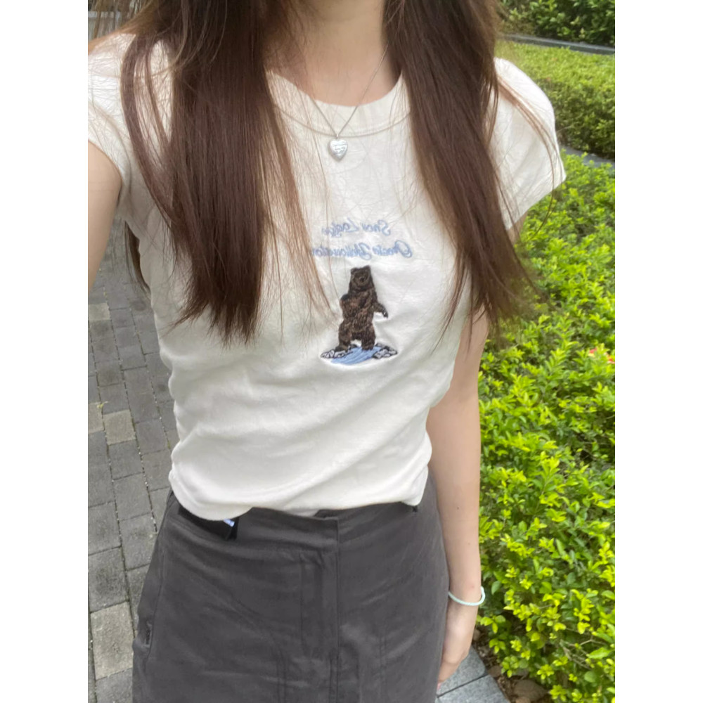 (จัดส่งตลอด 24 ชั่วโมง）OOOK Officialหมีเย็บปักถักร้อยสีขาวแขนสั้นไหล่เสื้อยืดผู้หญิงฤดูร้อนบางเฉียบเก๋ไก๋ผ้าฝ้ายสาวร้อนค