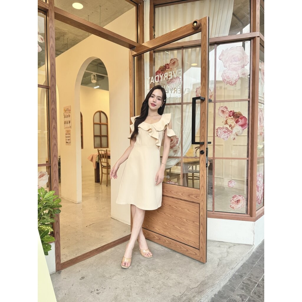 Esme Ruffle Dress : เดรสเว้าไหล่สีครีม