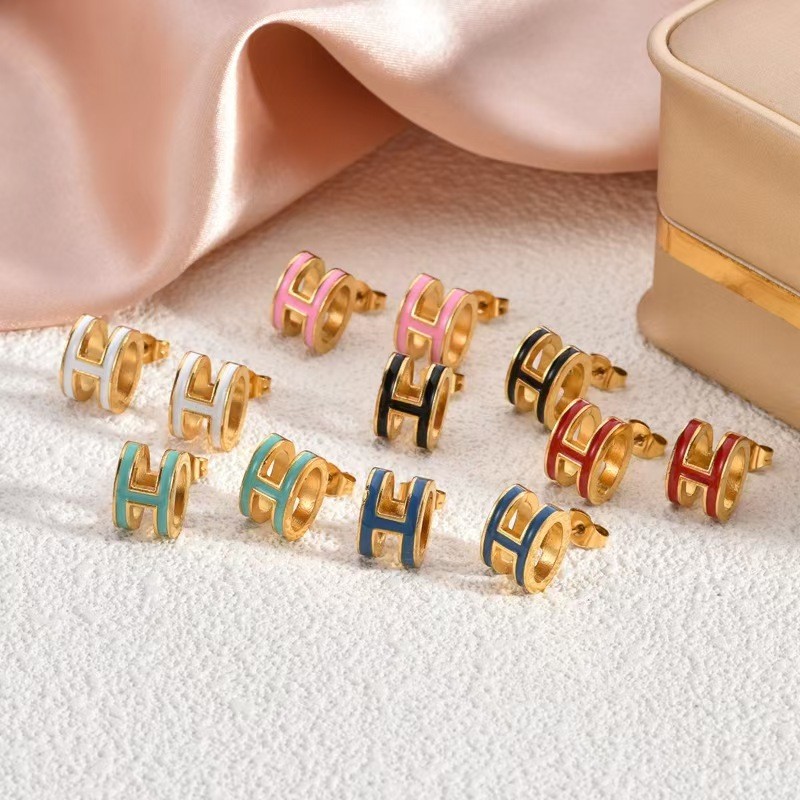 ต่างหูไทเทเนียมเหล็ก H Letter Drip Glaze ดีไซน์แฟชั่นสำหรับคนรักสไตล์ commuter