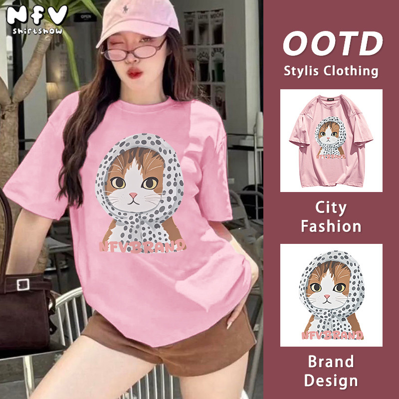 NFV แฟชั่นเกาหลี💕เสื้อยืดแขนสั้นคอกลม ลายพิมพ์แมวพันผ้าพันคอ oversize ระบายอากาศ ทรงหลวม YG2844