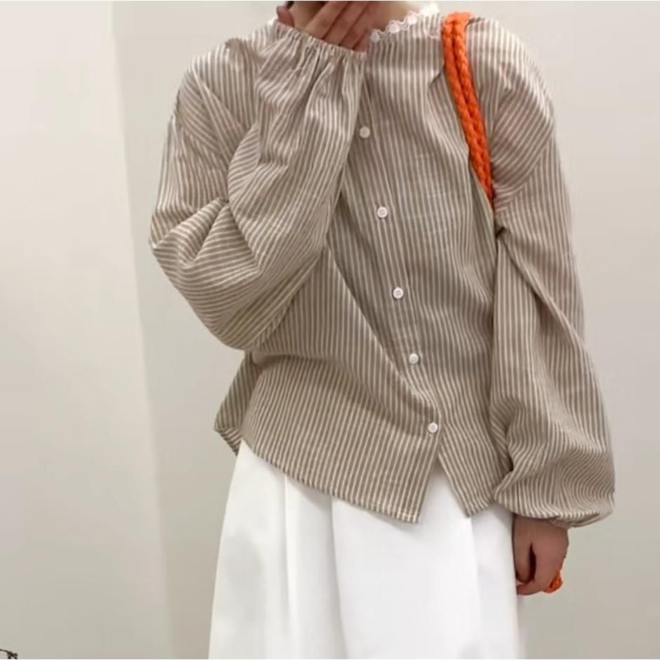 Chili Kokoเสื้อแฟชั่นเชิ้ตผู้หญิงเกาหลีสีน้ำเงิน กระดุมมุกคอกลม เสื้อน่ารักๆแขนยาวลายทาง เสื้อลูกไม้แขนพอง W531 - รูปที่ 2