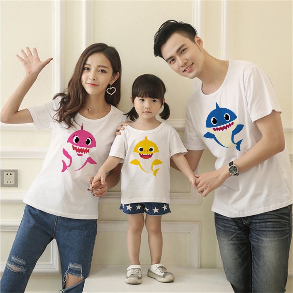 เสื้อยืดลําลอง แขนสั้น พิมพ์ลายการ์ตูน Daddy Mommy Baby Shark Doo Doo Doo แฟชั่นคู่รัก สําหรับครอบครัว แม่ และเด็กSize S