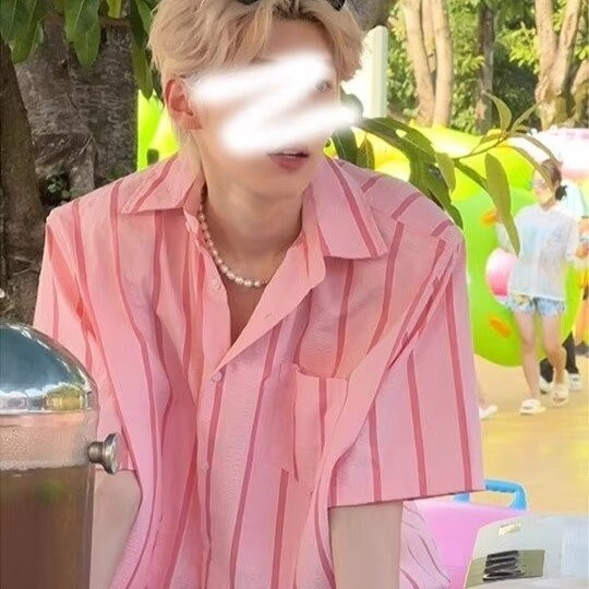 สีชมพูระดับไฮเอนด์ฤดูร้อนเสื้อคอคิวบาชายสวมเสื้อเชิ้ตลายทางแขนสั้นผู้ชายสไตล์