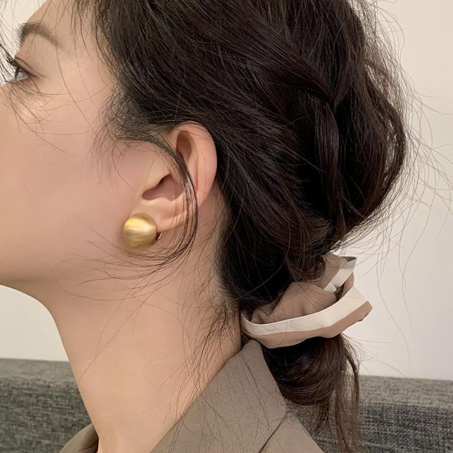 ต่างหู เวอร์ชั่นเกาหลี Brushed Matte Matte ครึ่งวงกลมต่างหูสุภาพสตรีเครื่องประดับ