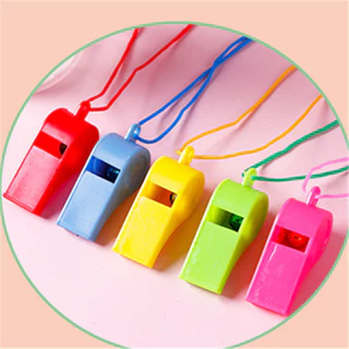 นกหวีดพลาสติก (1ชิ้น) - แบบพกพา สีสันสดใส พร้อมเชือกเส้นเล็ก เหมาะกับปาร์ตี้กลางแจ้ง/ของเล่นเด็ก BS30