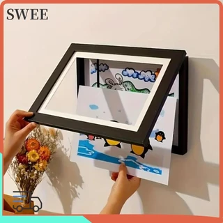 SWEE เด็กศิลปะกรอบรูป ขนาด A4 พร้อมขาตั้ง ด้านหน้าเปิดกรอบรูปด้วยไม้เด็กศิลปะยืนแสดง