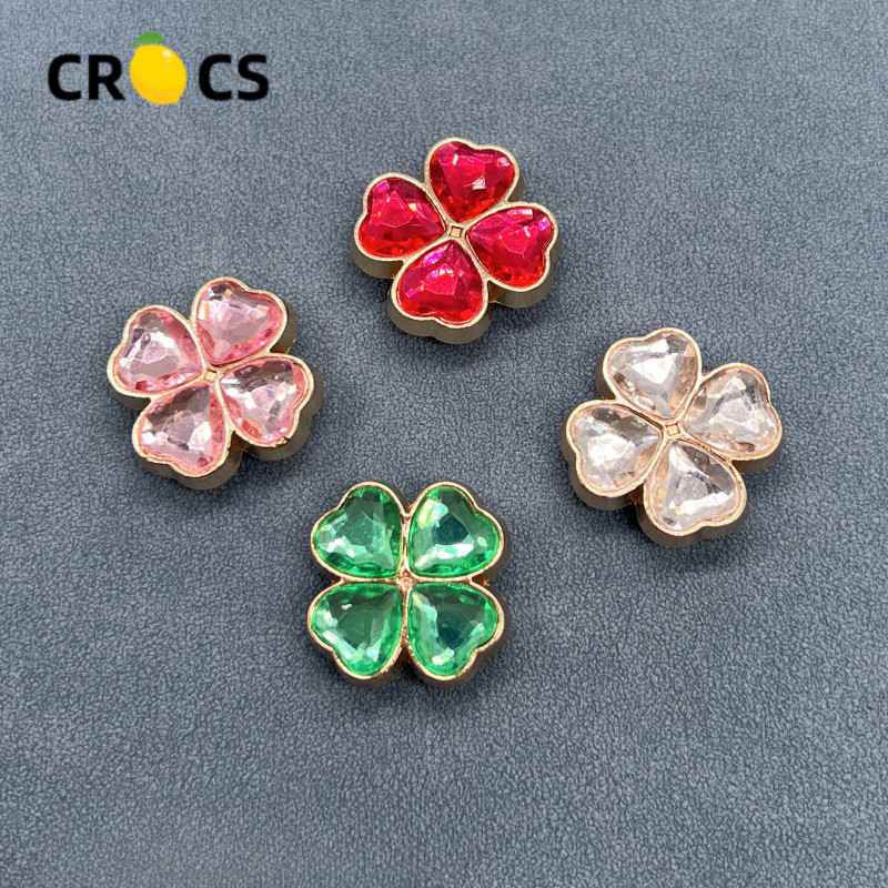 Jibbitz Crocs Charms Hole รองเท้าดอกไม้อุปกรณ์เสริมสไตล์ใหม่ Crocs รองเท้าดอกไม้ Crocs อุปกรณ์เสริม Zhibixing ตกแต่งเพชร Four-leaf Clover ผสม