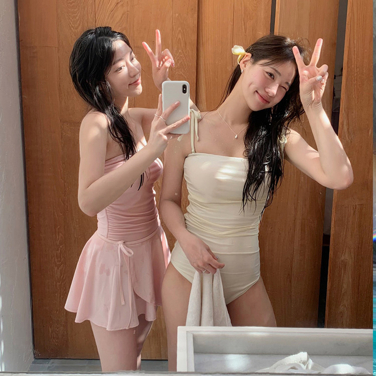 Gwenny M-XL ชุดว่ายน้ําเรียบง่ายสไตล์เกาหลีเชือกแขวนคอสีทึบชุดว่ายน้ําวันพีซผู้หญิงพร้อมกระโปรง