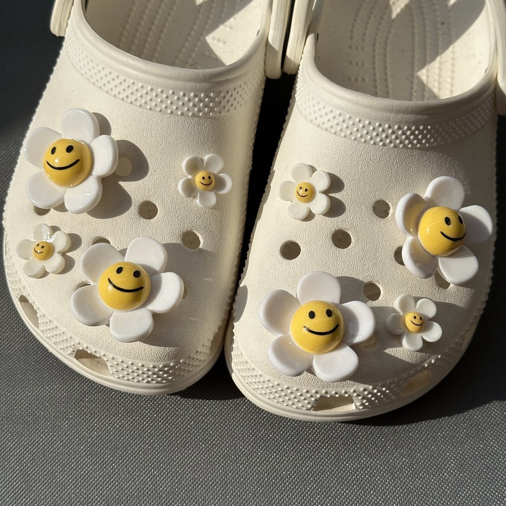 Ins ดอกไม้ดอกทานตะวัน Smile Daisy jibbits สําหรับ crosc สาว Charm ปุ่ม DIY อุปกรณ์เสริมสําหรับผู้หญิงรองเท้าหัวเข็มขัดรองเท้าตกแต่ง NO รองเท้า