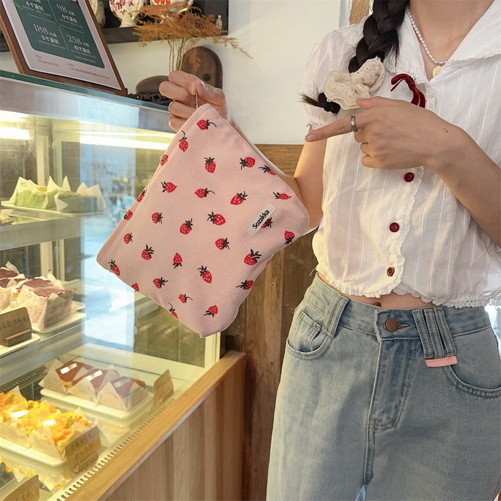 สตรอเบอร์รี่หวานพิมพ์ผ้าลูกฟูกผ้าใบกระเป๋าความจุขนาดใหญ่นักเรียนชั้นกระเป๋า ผู้สื่อสาร ทํางานพร็อพออกกระเป๋าถือแบบพกพามัลติฟังก์ชั่กระเป๋าเก็บเครื่อง