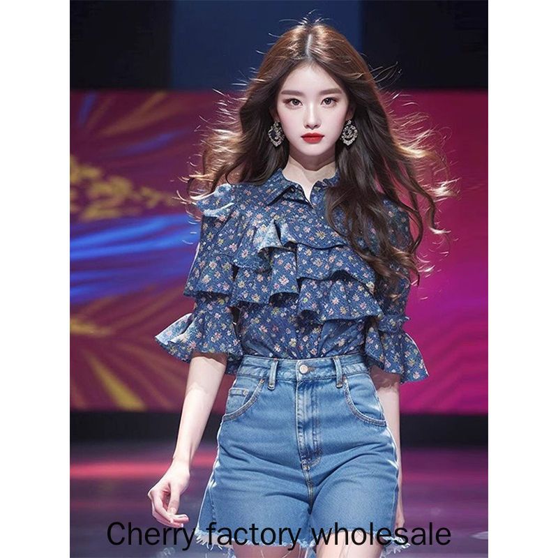 แฟชั่นผู้หญิงสไตล์ใหม่เสื้อลายดอกไม้เล็กสีฟ้าเร้าใจครึ่งแขนขนาดเล็กเสื้อผ้าผู้หญิงชั้นนํา