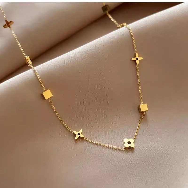ไทเทเนียมเหล็ก Non-Fading Square สร้อยคอดอกไม้หญิงหรูหรา Niche High-End Clavicle Chain Influencer Four-Leaf