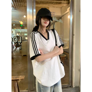 cherryshop🍒พร้อมส่ง เสื้อยืดผู้หญิง เสื้อยืดขาวแฟชั่น แขนสั้นคอวี ลําลองหลวม ๆ ย้อนยุค สไตล์เกาหลี