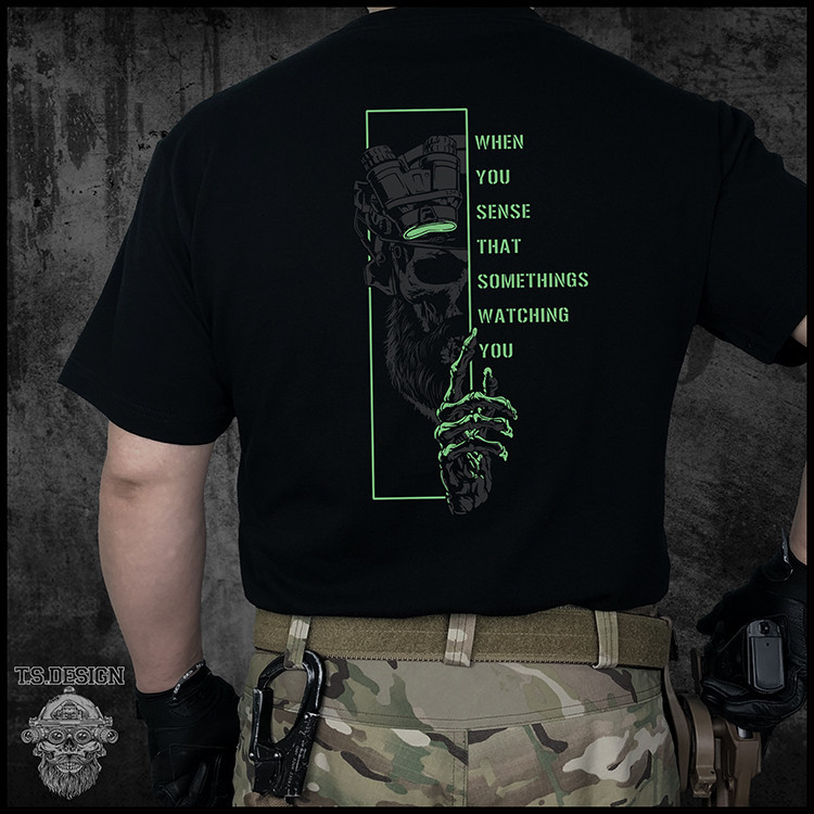 มีในสต็อก DEVGRU SEAL Tactical Junkie PVS18 เสื้อยืดแขนสั้นพิมพ์ลาย 100% คอตตอน
