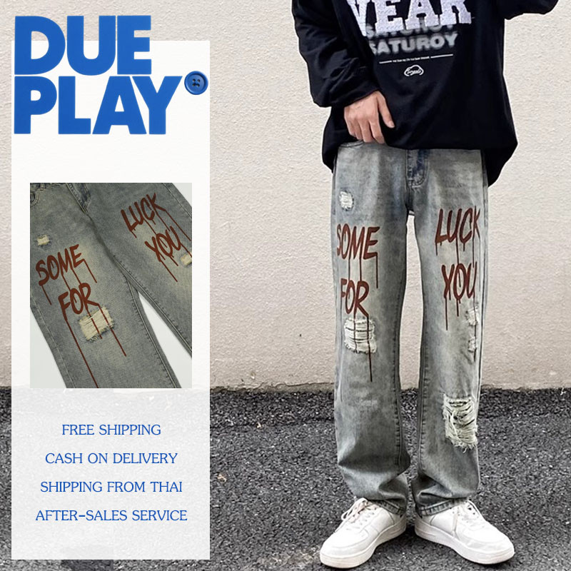 Dueplay กางเกงยีนส์ผู้ชาย ขายาว พิมพ์ลายตัวอักษร ขาดเข่า สไตล์อเมริกัน ฮิปฮอป ทรงตรง ทรงหลวม บุคลิกภาพ พิมพ์ลาย สีน้ำเงินอ่อน