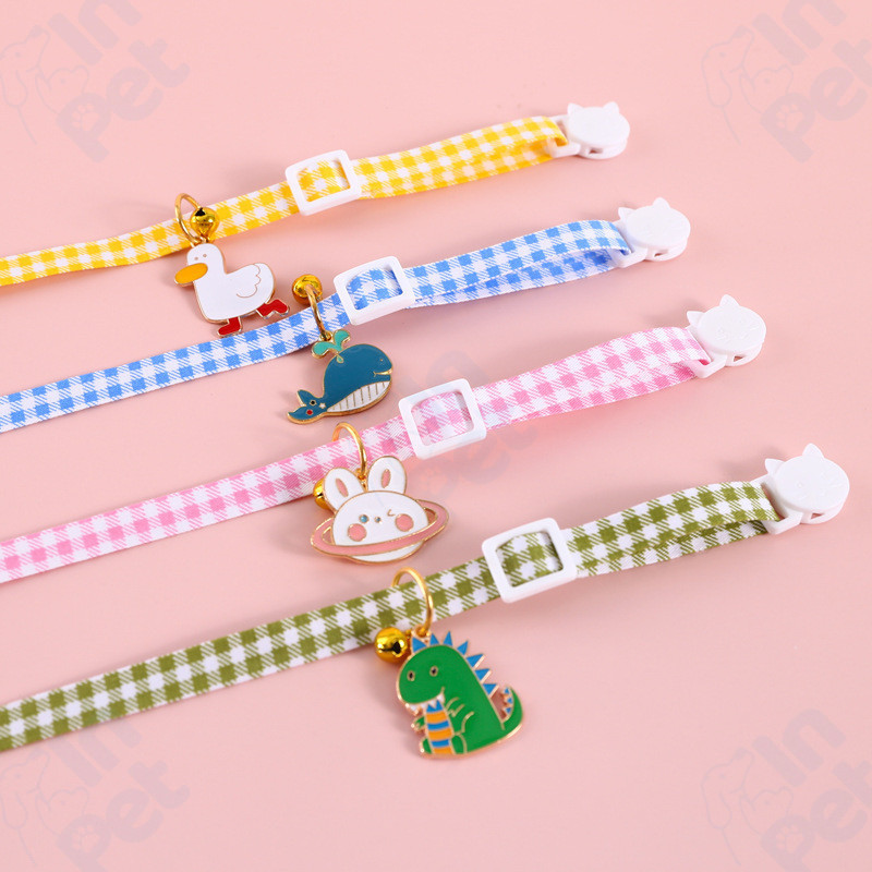 INPET ปลอกคอสัตว์เลี้ยงแฟชั่น ลายสวยน่ารัก จี้การ์ตูน+กระดิ่ง ปรับได้ 17-32ซม. ใส่สบาย สำหรับแมว/สุนัข