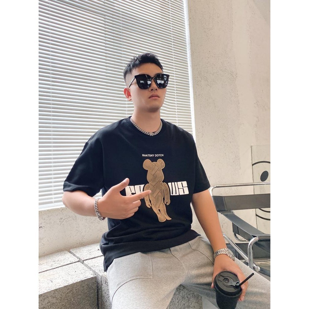Basi เสื้อยืด oversize UNISEX คอกลม ผ้าคอตตอน100% เกรดพรีเมียม ลาย "PEWS" โมเดลหมี ใส่สบาย แนวสตรีทเท่ๆ สไตล์เกาหลี