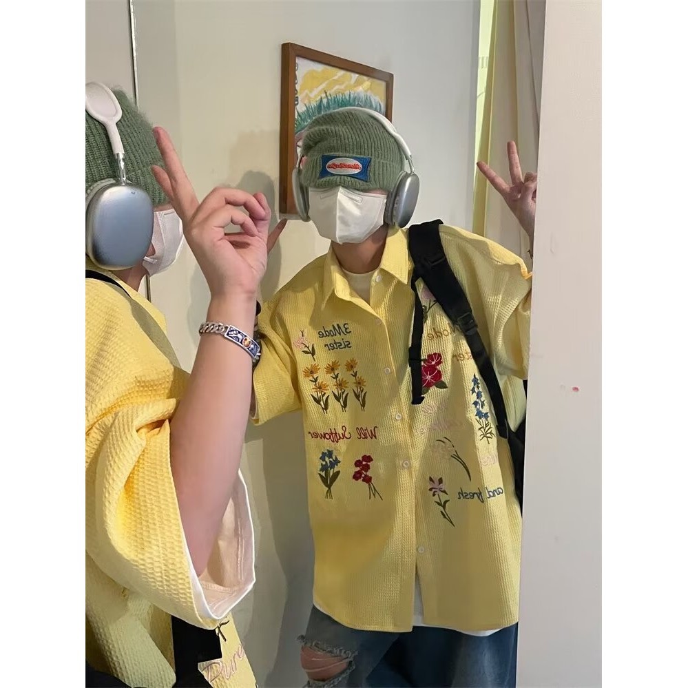 ย้อนยุควาฟเฟิลดอกไม้ที่มีสีสันปักเสื้อแขนสั้นผู้ชายผู้หญิงฤดูร้อนหลวมสไตล์ขี้เกียจเสื้อลําลอง