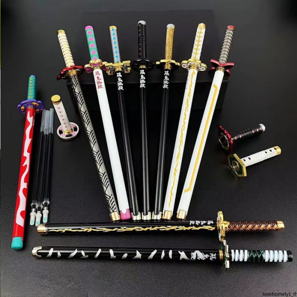 Anime Demon Slayer Blade ปากกาเจล 0.5 มม.สีดําเติมพร้อมชั้นวางปากกาคอสเพลย์ Prop เด็กนักเรียนของขวัญ Slayer อาวุธดาบแจก 10 แกนปากกา