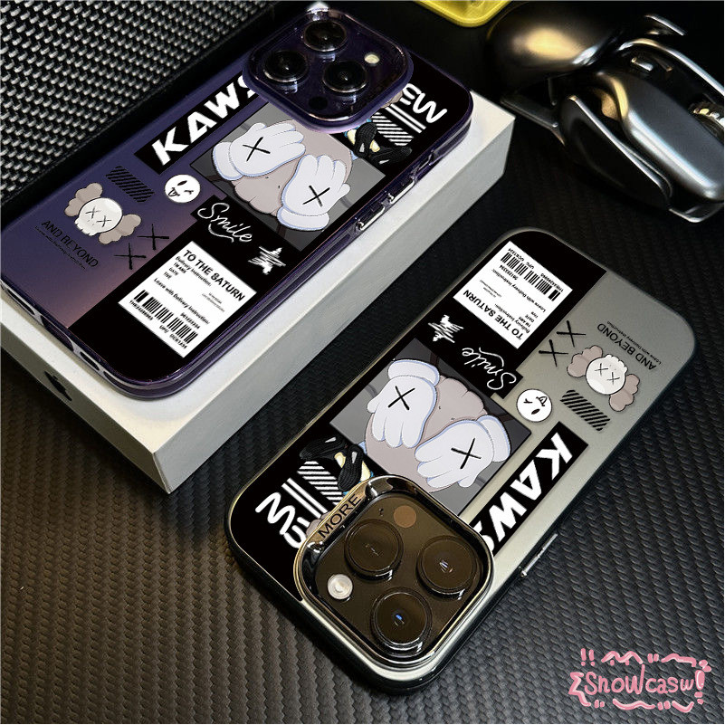 แบรนด์ Kaws เทรนด์สร้างสรรค์ป้ายกำก เคสiPhone 11 13 Pro Max 15 12 14 Pro Max 8Plus XR XS X Max 13 7 8 14 15 Plus SE 2020