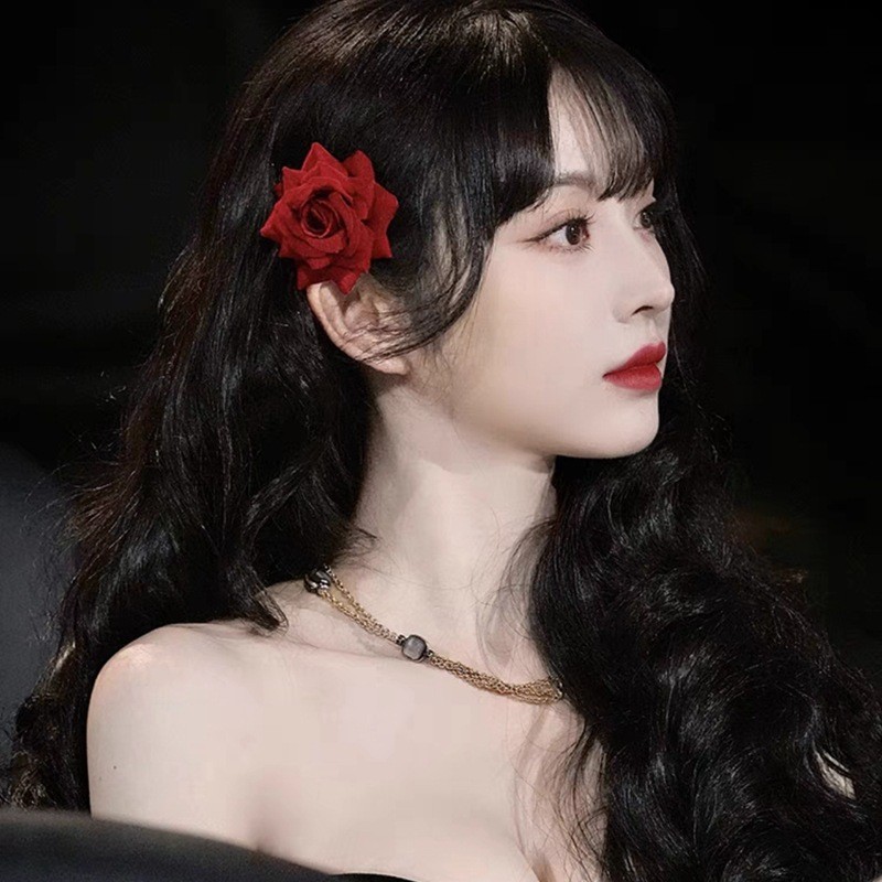 เทียน ซีเว่ย มีกิ๊บดอกกุหลาบสีแดงแบบเดียวกันกิ๊บดอกไม้ย้อนยุคฝรั่งเศสและกิ๊บปากเป็ดด้านข้างคลิป หมวก เข็มกลัดสําหรับผู้หญิง