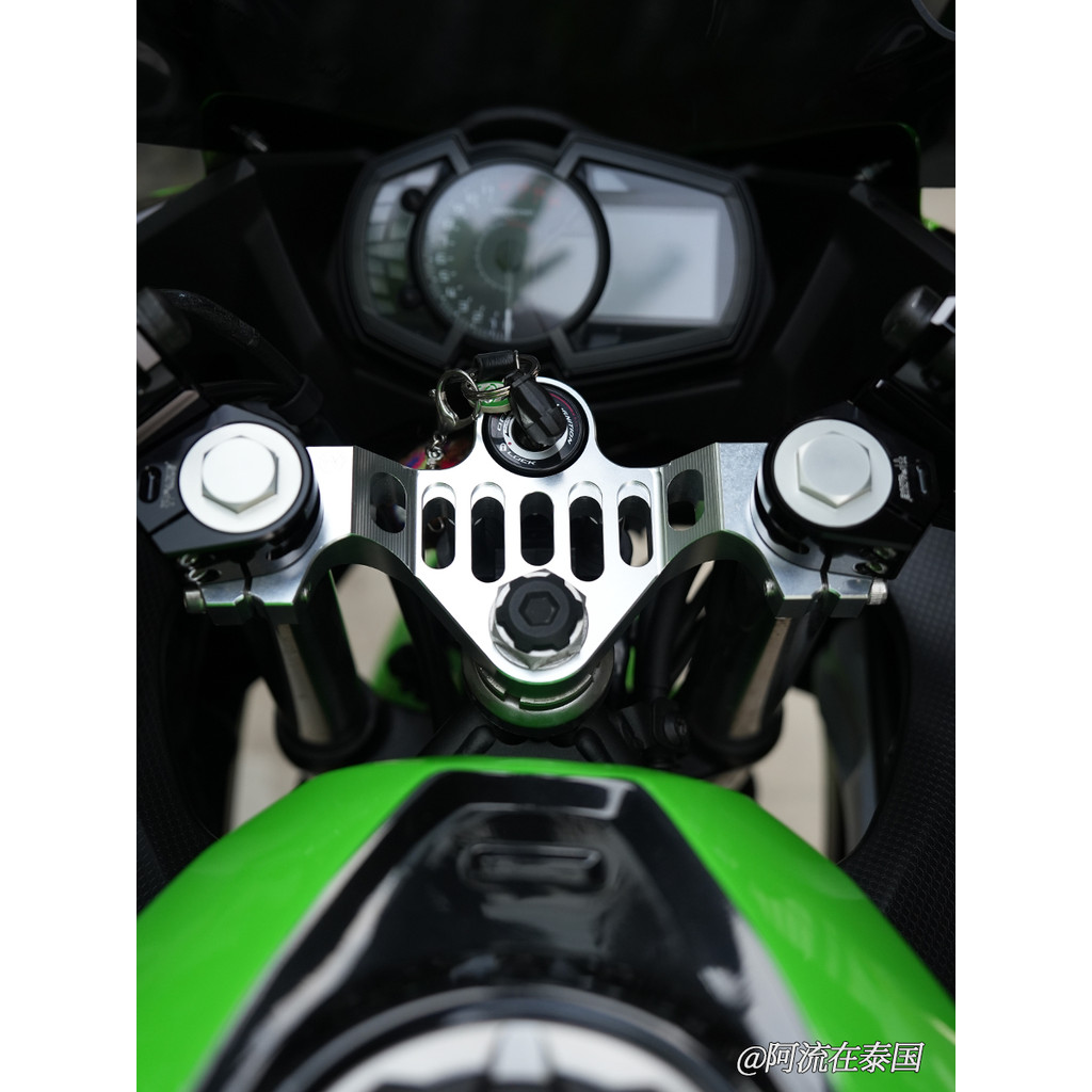 แผงคอKAWASAKI Ninja400 ปี18-24 จะทำให้ทุกครั้งที่ขับขี่ได้ให้แผงคอที่สวยงามทันสมัย ทำให้รถโดดเด่น สว