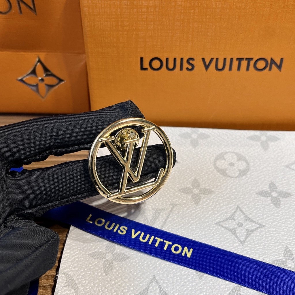 LOUIS VUITTON LV หลุยส์ วิตตอง เข็มกลัดไทเทเนียมเหล็กกันน้ําไม่เป็นสนิม เลเวล เสื้อผู้หญิงเสื้อกันหนาวผู้ชายสูทผูกปกขาหมวกขาหัวเข็มขัด
