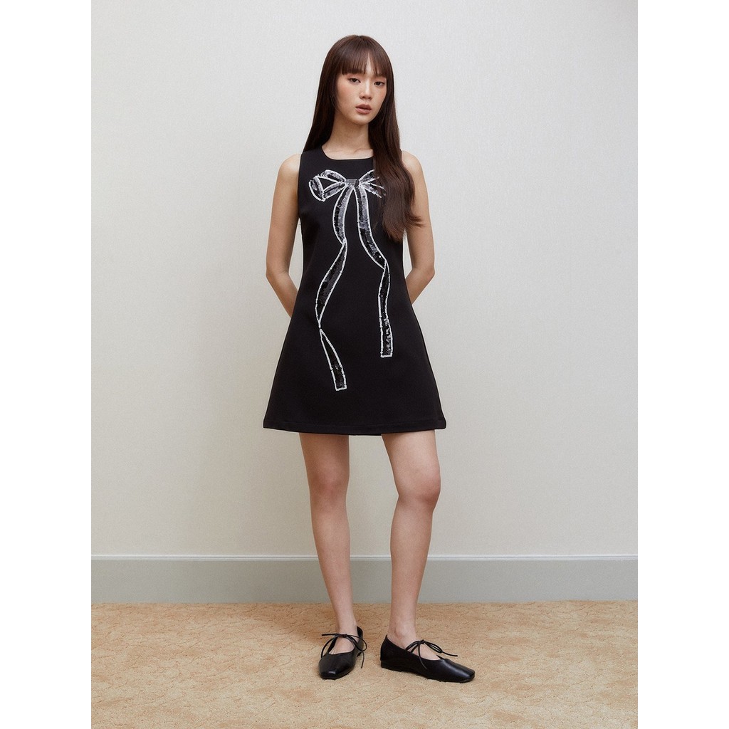 [Pomelo] เดรสสั้นแต่งดีเทลโบว์เลื่อม / Sequin Bow Detail Mini Dress