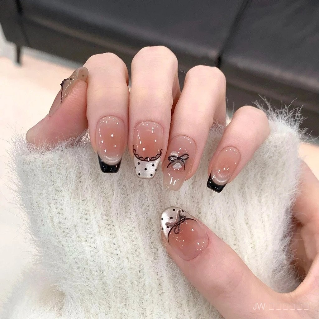 JW ส่งฟรี💃🏻💎 เล็บสวมใส่ทำมือแท้ สไตล์บัลเล่ต์หวานลึกลับ! 🖤 ลายจุดดำแมวเมเยอร์แวววาว ✨ ผสมลูกไม้หรูหรา สวยหรูระดับเซเลบ 💫 ผิวขาวใสโดดเด่นไม่มีใครเทียบ!แถมฟรี! กาว+ตะไบ