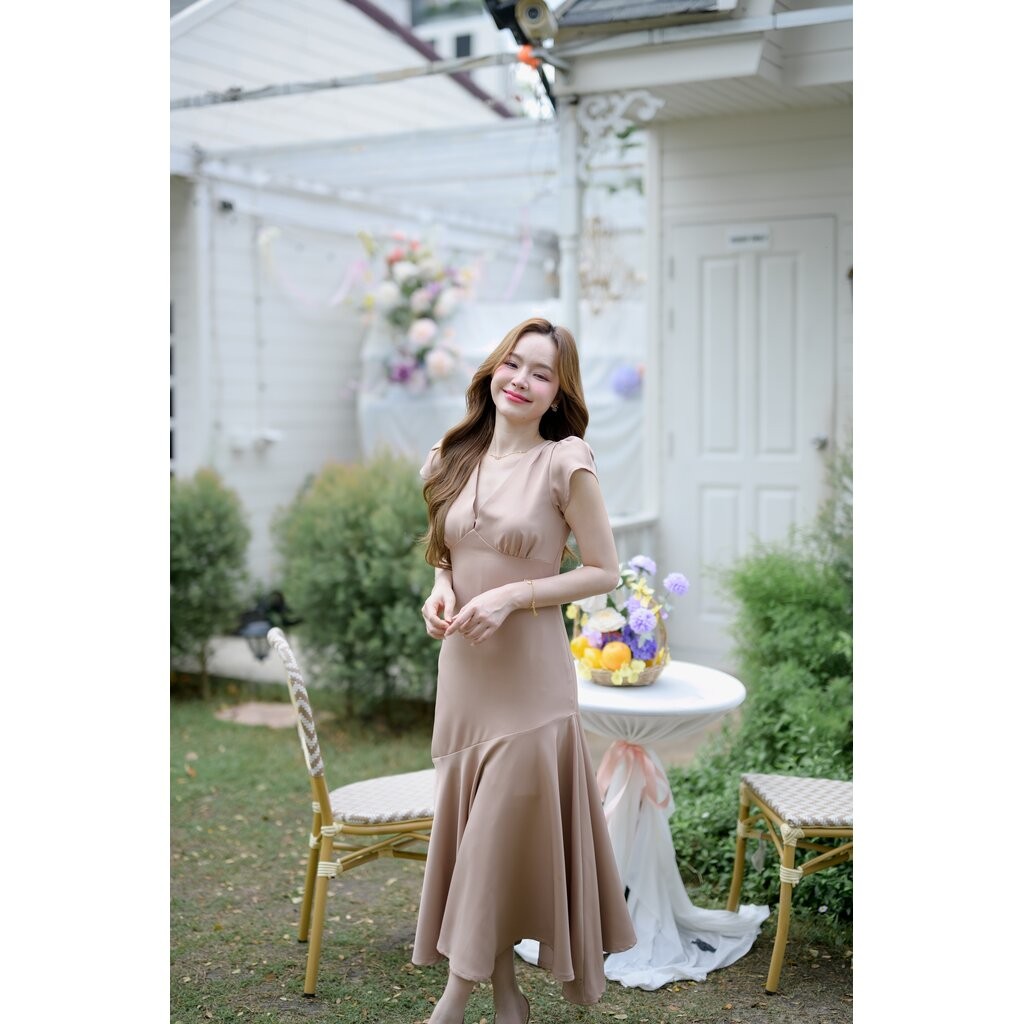 Petal Sway Maxi Dress : สีโอวัลติน