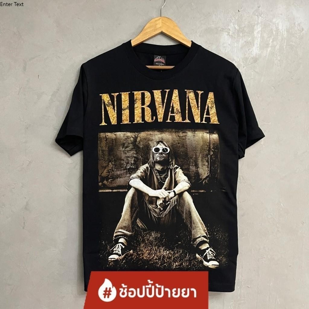 ผ้าฝ้าย 100% (จัดส่งตลอด 24 ชั่วโมง)HY trendy menswear เสื้อยืด Nirvanaพี่เคิร์ตนั่งหล่อ (เรืองแสงป้ายRocktees) ผ้าคอต