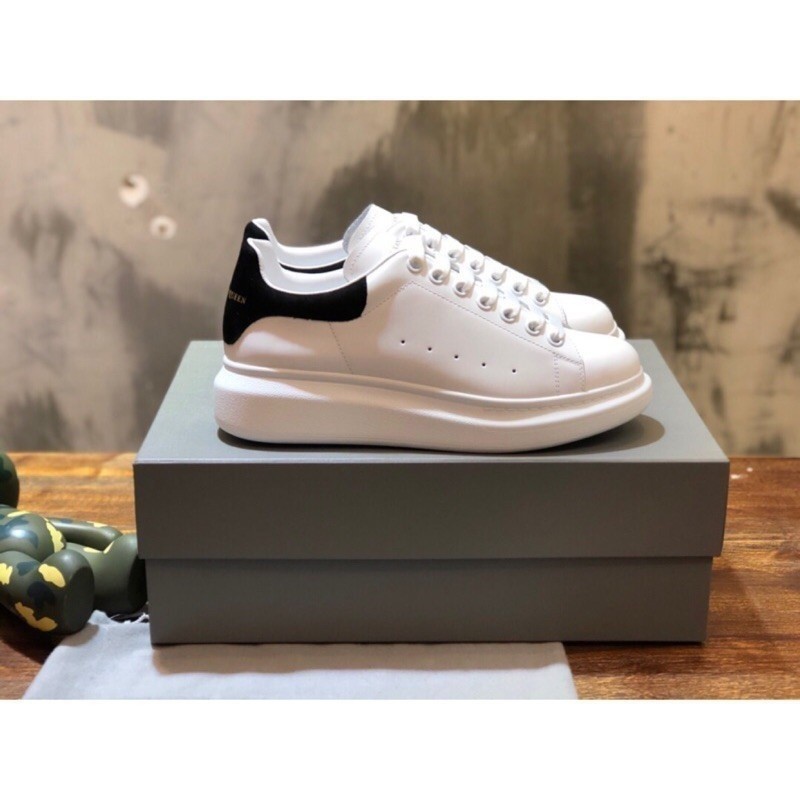 คุณภาพสูง Alexander Mqueen Mcqueen รองเท้าสีขาวผู้หญิงรองเท้าผ้าใบผู้ชายคู่สีดํา EVIW