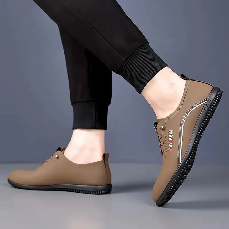 2024 รองเท้าผู้ชายสไตล์ใหม่ Soft Sole ผู้ชาย High-End รองเท้าหนังแท้ Breathable สไตล์ใหม่อินเทรนด์รองเท้าหนังลําลอง Soft Sole พื้นผิวนุ่ม HBMR