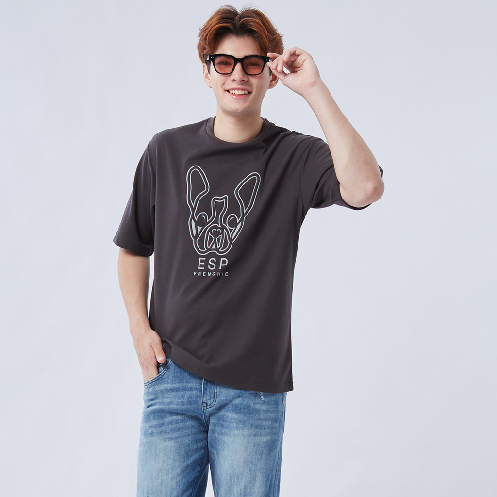 ESP เสื้อทีเชิ้ตเฟรนช์ชี่แต่งลายนูน ผู้ชาย สีเทาเข้ม | Embossed Frenchie Tee Shirt | 03966