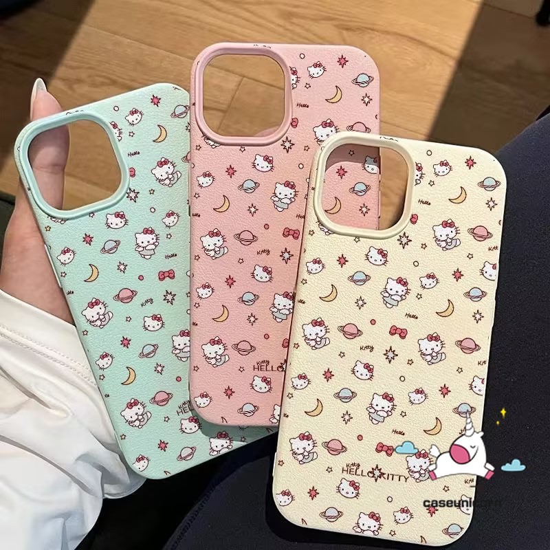 การ์ตูน Hello Kitty น่ารักโบว์ Sanrio Graffiti Illustrt แท็กสําหรับ IPhone 13 12 16 11 14 15 Pro Max XR X 15 14 16 Plus XS Max หรูหราหนังผิวรู้สึกนุ่มกรณี