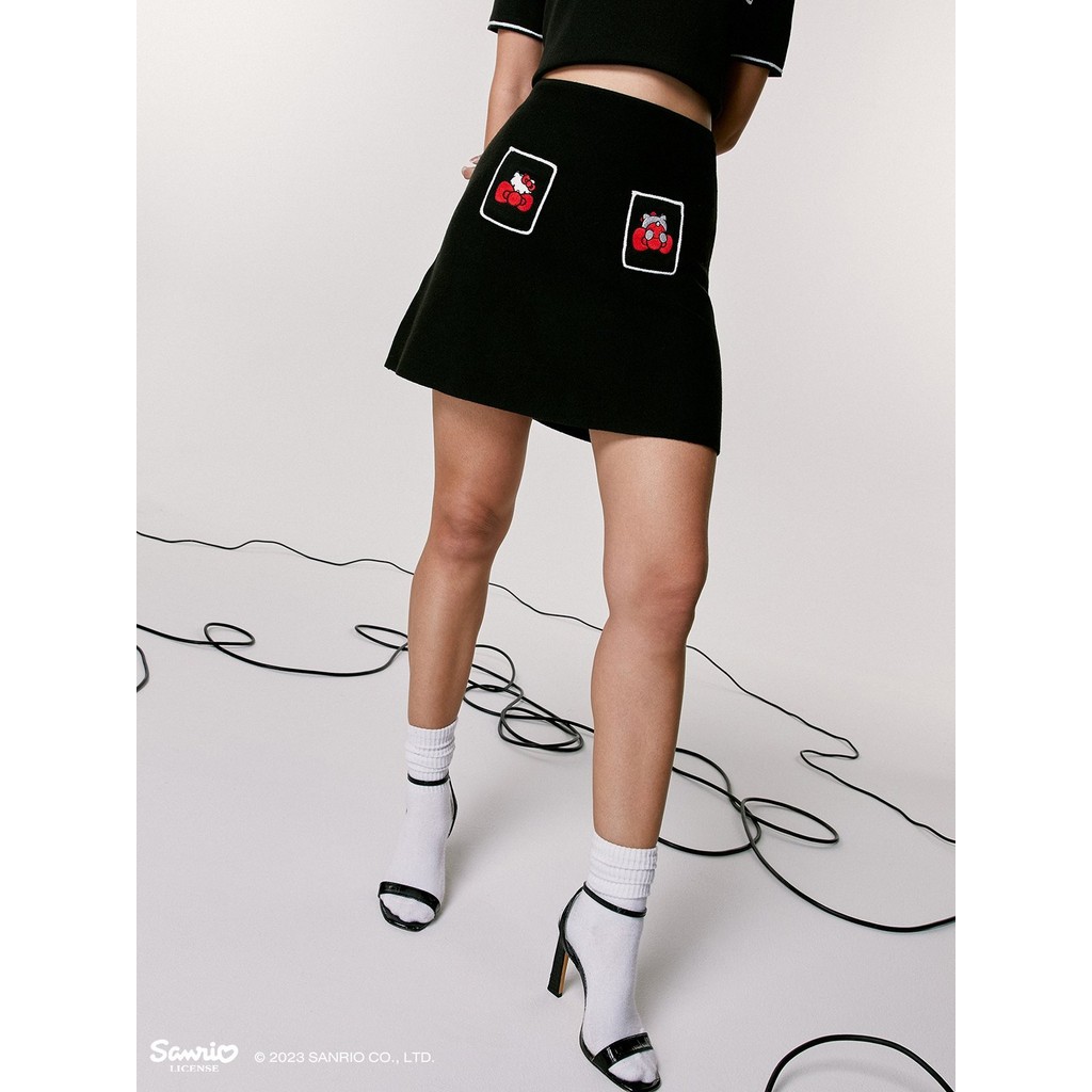 Pomelo x Hello Kitty กระโปรงมินิดีเทลกระเป๋า เป็นมิตรต่อสิ่งแวดล้อม / Pomelo x Hello Kitty Sustainab