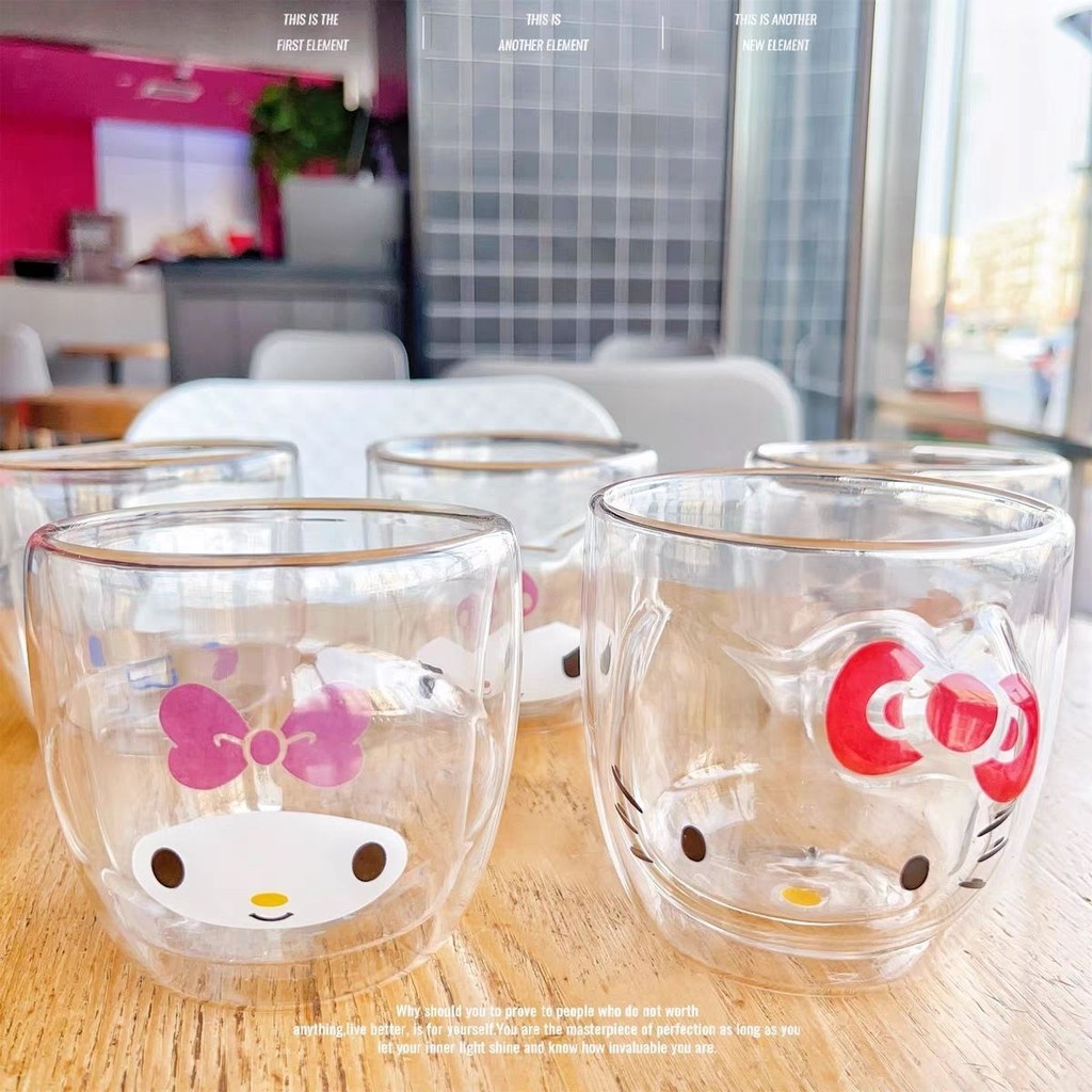 Hello Kitty แก้วการ์ตูนทนความร้อนสองชั้นในครัวเรือนโปร่งใสแก้วนมถ้วยน้ําผลไม้ถ้วยน้ํา20250707