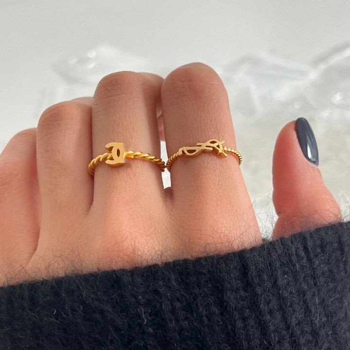 แหวนตัวอักษรสไตล์คลาสสิก ทำจากไทเทเนียม ดีไซน์เรียบหรู