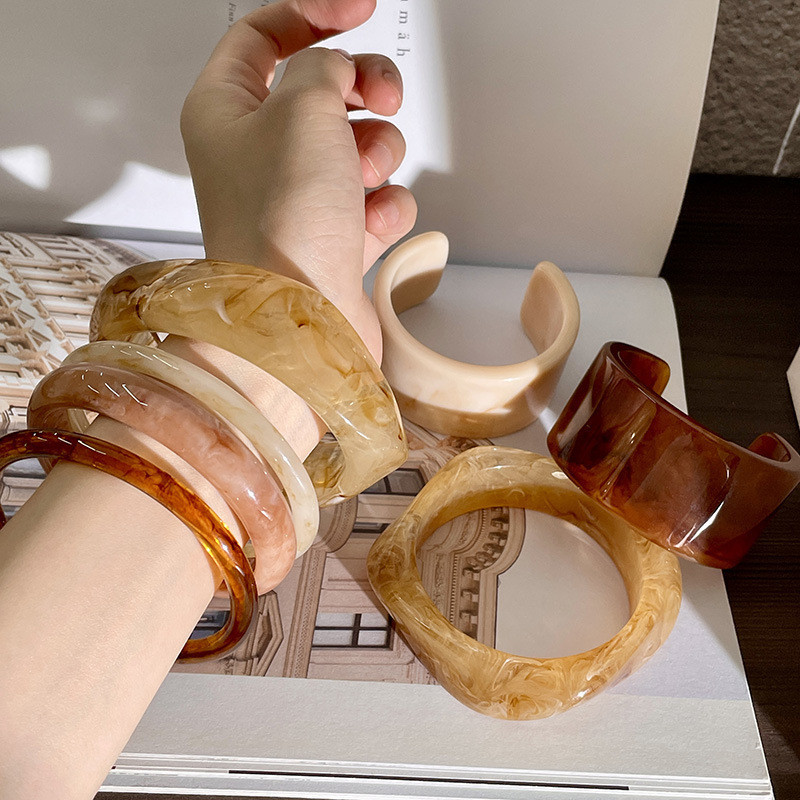 1 ชิ้นไม่สม่ําเสมอกว้างขอบอะคริลิคอะซิเตทสร้อยข้อมือสร้อยข้อมือเรขาคณิตย้อนยุค