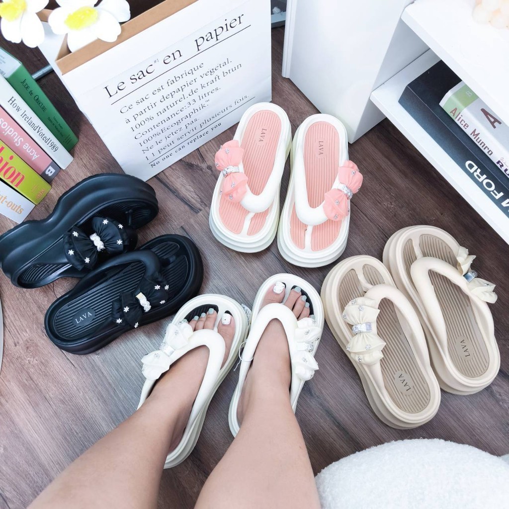 LAVA แท้ พร้อมส่ง 256 รองเท้าหนีบแต่งโบว์สุดน่ารัก  เสริมสูง 6ซม สไตล์เกาหลี รองเท้าแฟชั่นสำหรับผู้ห