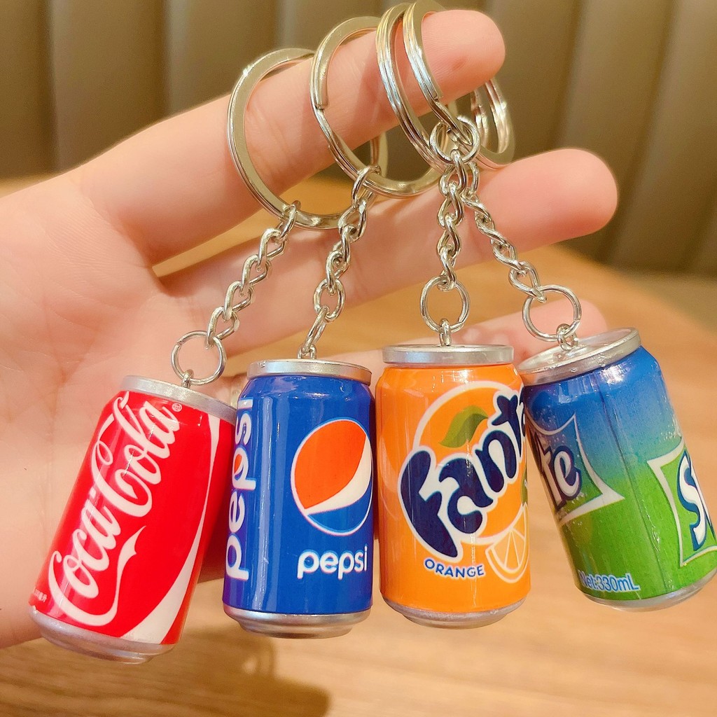 Creative จําลองเครื่องดื่มขวดพวงกุญแจแฟชั่นกระป๋องรูปร่าง Keyrings รถ Key Holder อุปกรณ์เสริมของขวัญของที่ระลึก
